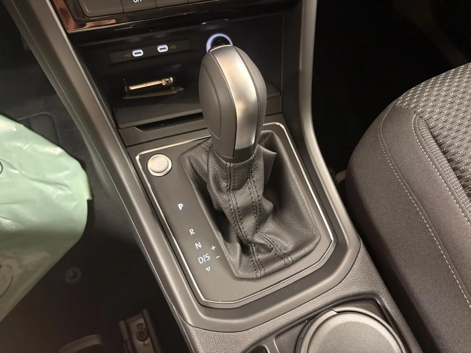 Le levier de vitesses automatique en cuir noir de la Volkswagen Touran 2025, vue intérieure centrée sur la console.