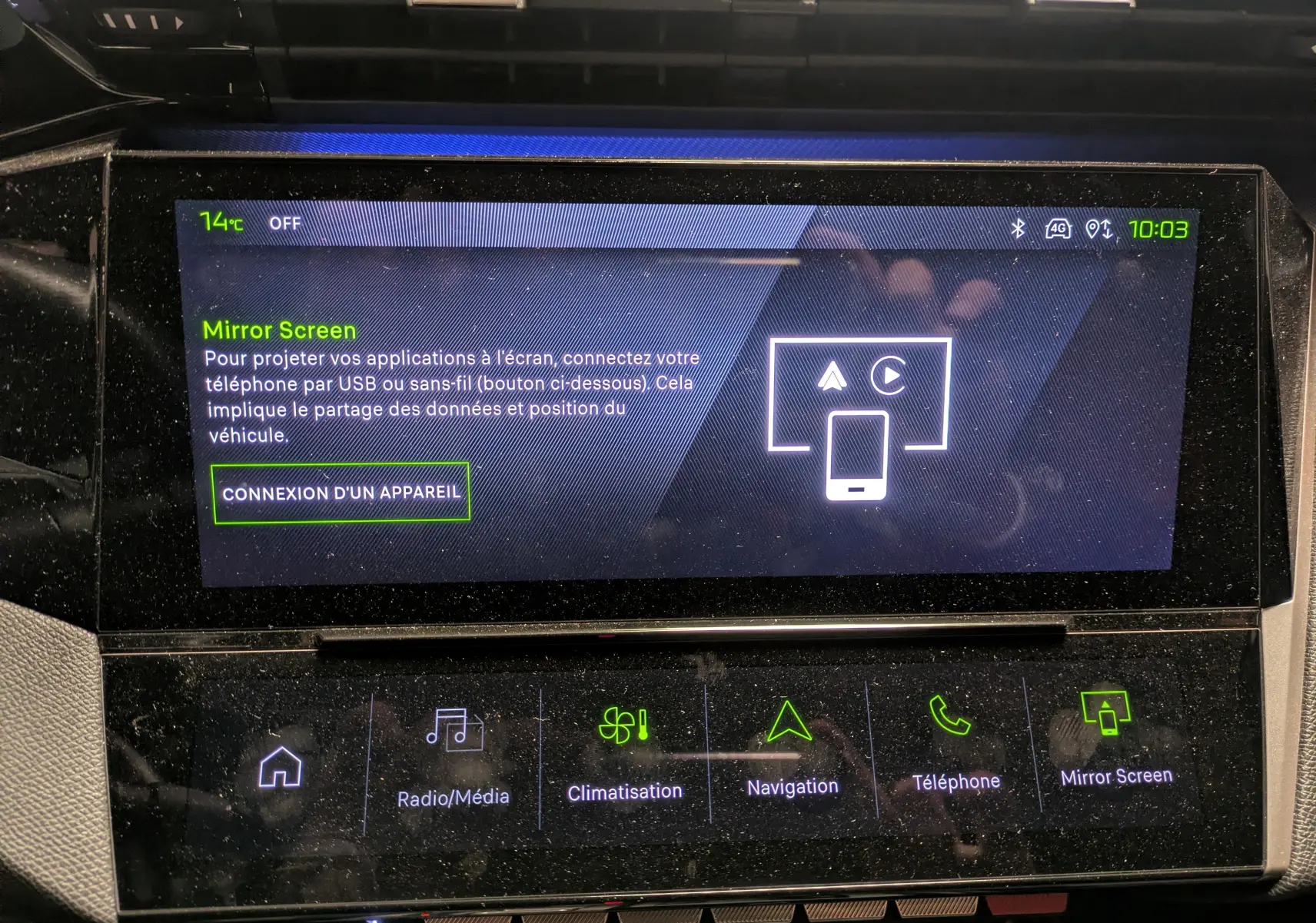 Écran tactile central du tableau de bord de la Peugeot 308 SW Hybrid 145 GT affichant la navigation GPS.