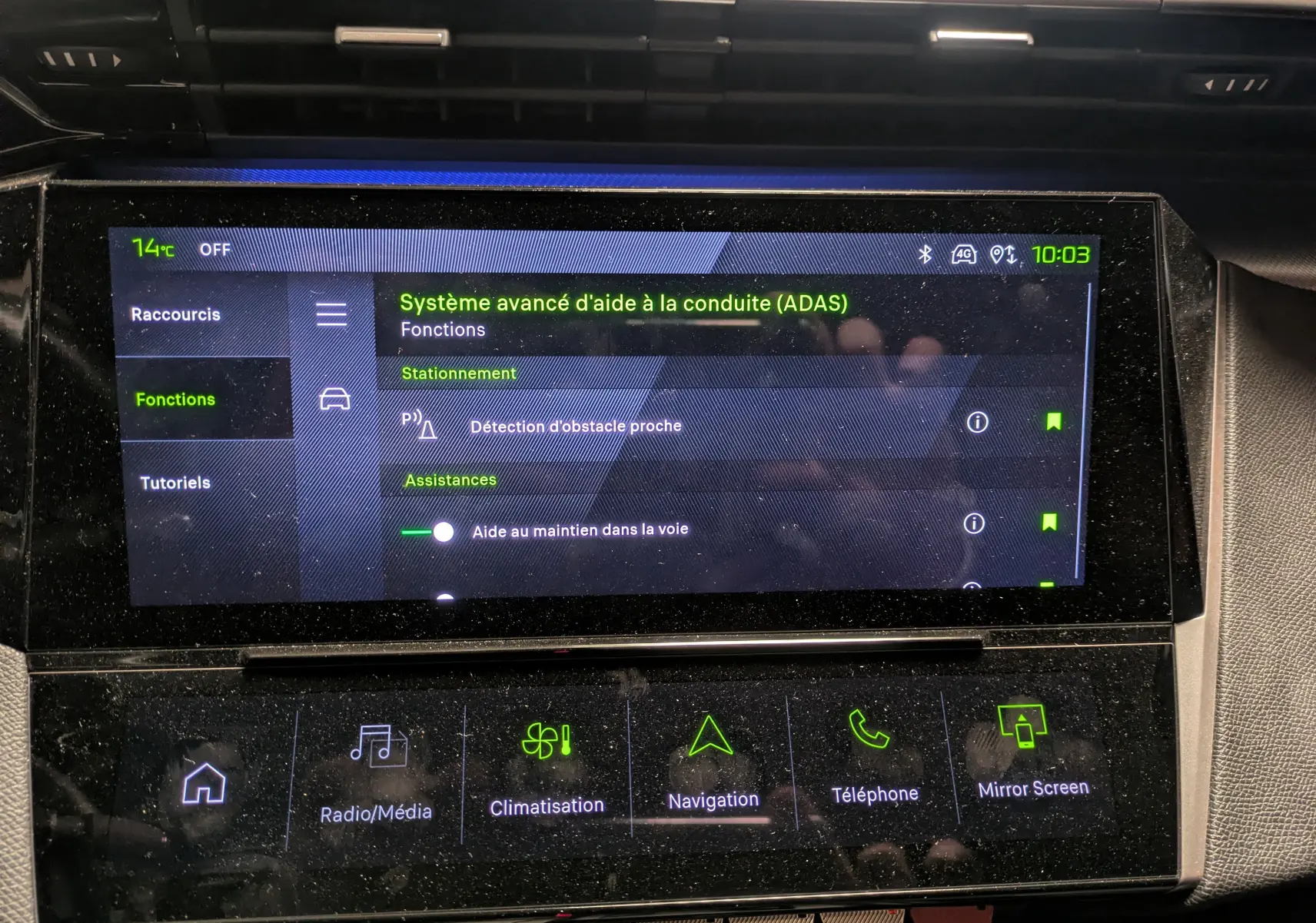 Écran tactile central du tableau de bord de la Peugeot 308 SW Hybrid 145 GT affichant l'option Mirror Screen.