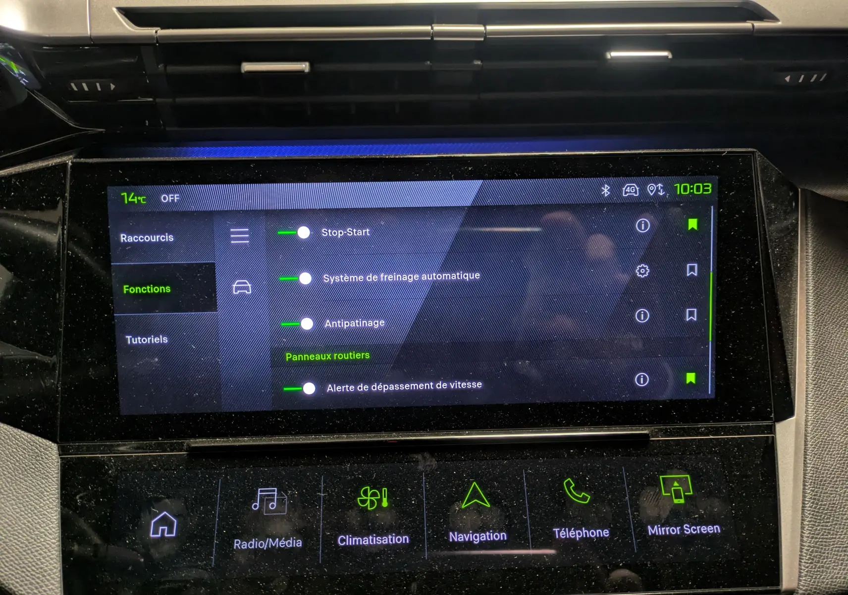 Écran tactile central du tableau de bord de la Peugeot 308 SW Hybrid gris, affichant les aides à la conduite avancées.