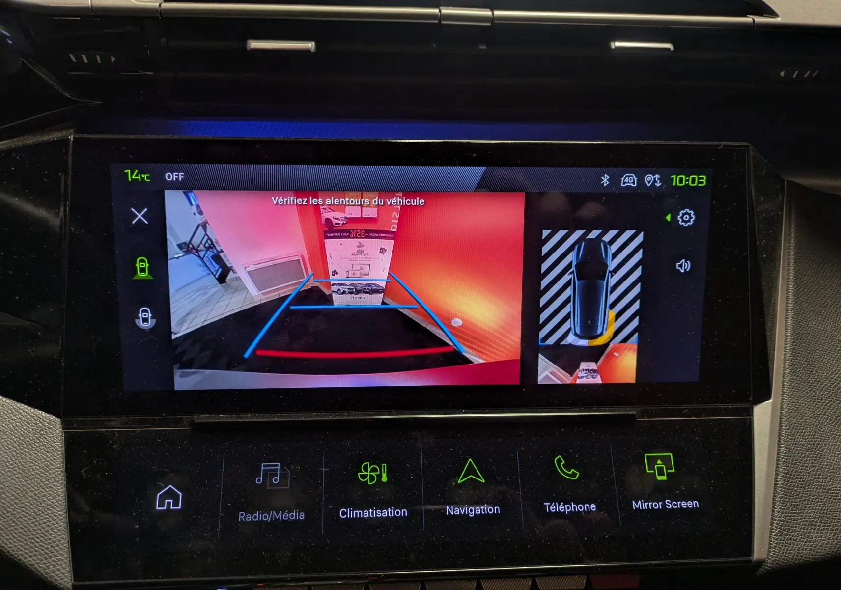 Écran tactile central de la Peugeot 308 SW Hybrid gris, affichant les réglages avancés d’aide à la conduite.