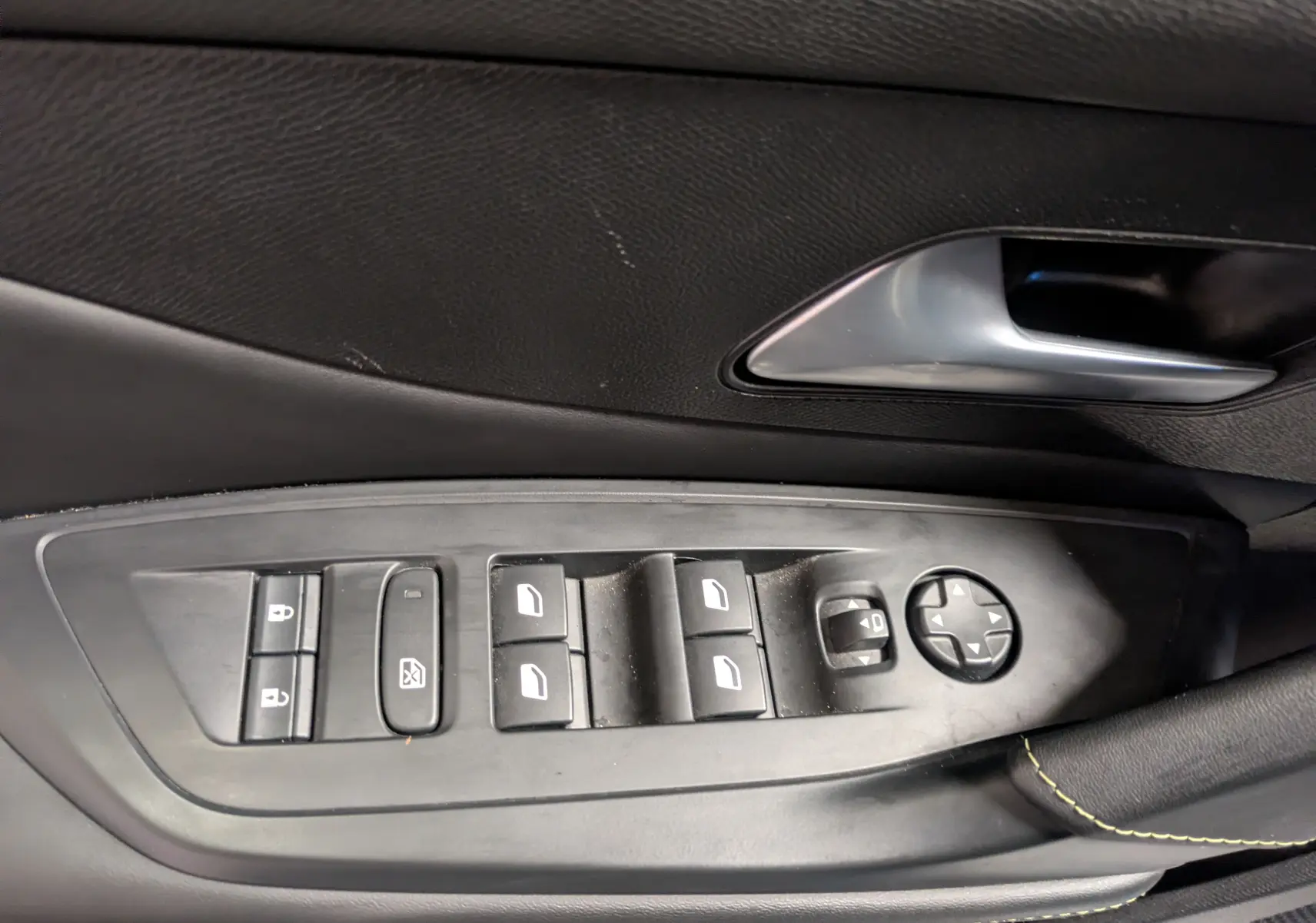 Vue intérieure côté droit des sièges arrière en sellerie mixte tissu et cuir gris du Peugeot 308 SW Hybrid 145 eDCS6 GT 2025.