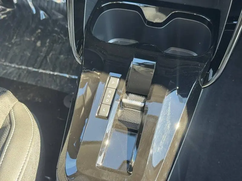 Gros plan sur la console centrale du Citroën C3 Aircross 2026, montrant le sélecteur de boîte automatique noir brillant.