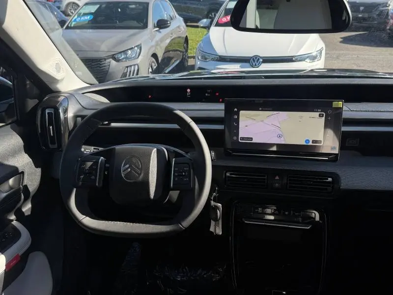 Vue intérieure centrée sur le volant et le tableau de bord du Citroën C3 Aircross 2026 avec écran tactile et finition noire.