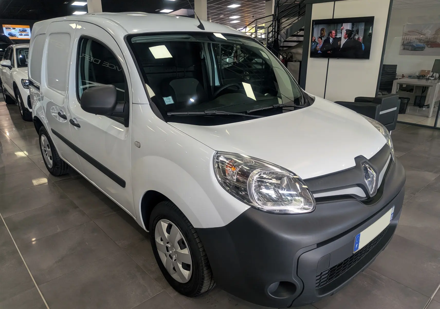 Renault Kangoo Express blanc minéral vu en 3/4 avant droit, avec pare-chocs noir mat et jantes acier.