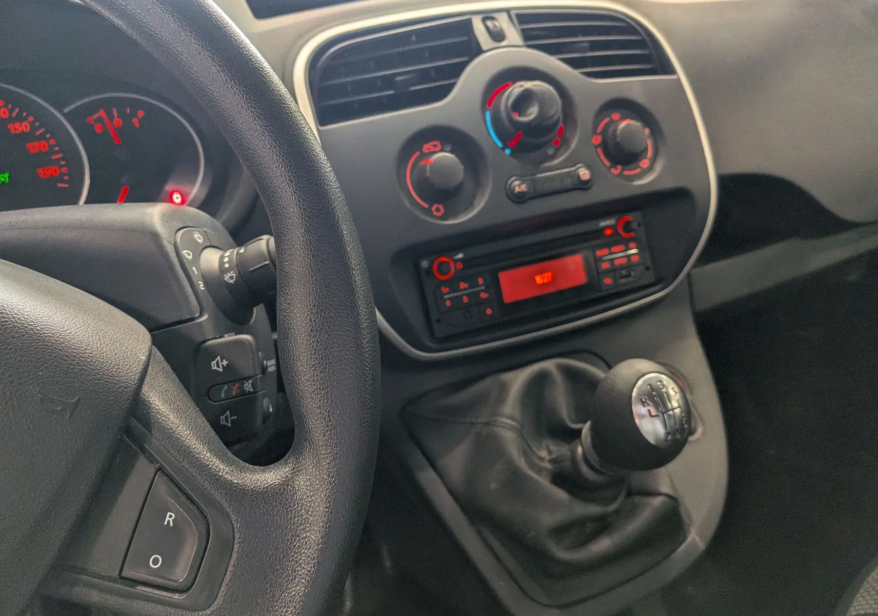 Vue intérieure rapprochée du tableau de bord et levier de vitesses manuel du Renault Kangoo Express 2020, finition Grand Confort.