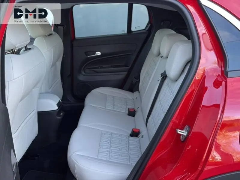 Vue intérieure côté gauche des sièges arrière blancs avec motifs FIAT d'une FIAT 600 rouge 2026.