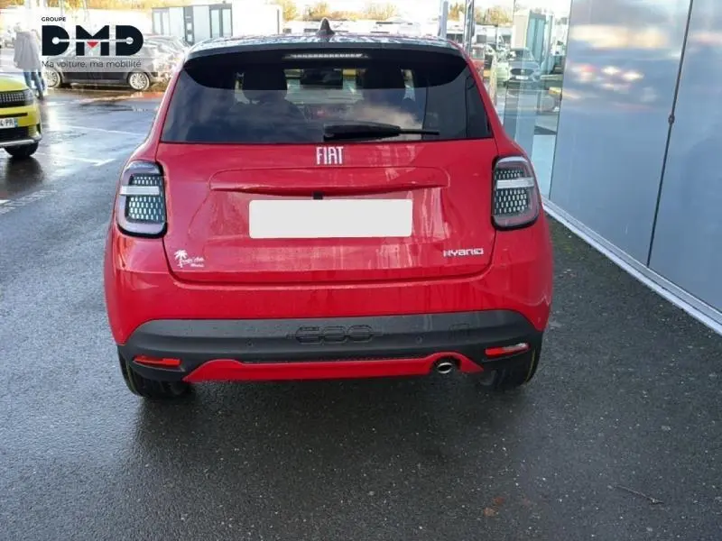 Vue arrière d'une FIAT 600 rouge avec feux arrière LED et logo Hybrid visible sur un parking.