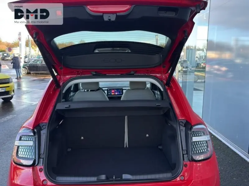 Vue arrière ouverte d'une FIAT 600 rouge 2026, coffre spacieux et feux arrière LED distinctifs visibles.