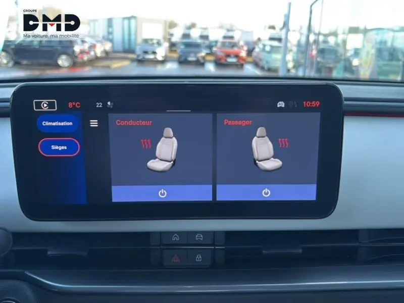 Écran tactile intérieur de la FIAT 600 rouge, affichant les réglages de sièges chauffants conducteur et passager.