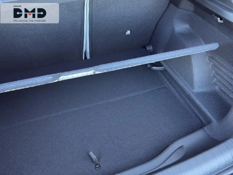 Vue rapprochée de l'intérieur du coffre gris foncé de la FIAT 600 hybride, montrant la tablette de séparation.