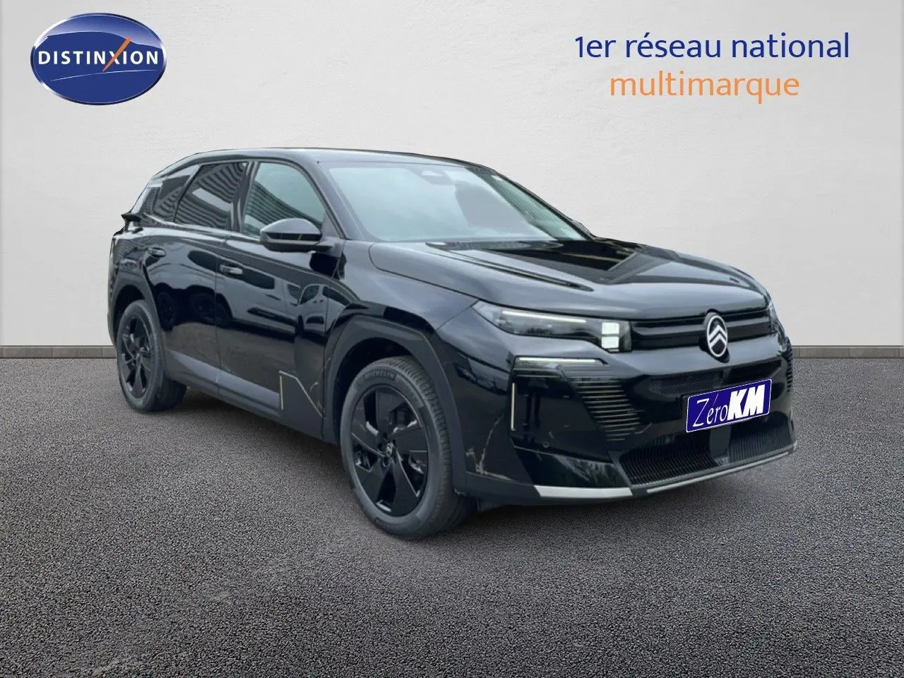 Citroën C5 Aircross noir perle métal en 3/4 avant droit, avec jantes noires et calandre distinctive.