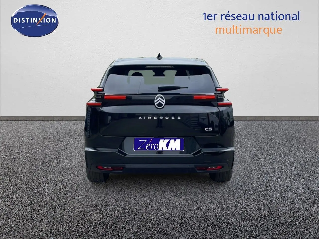 Vue arrière du Citroën C5 Aircross noir perle métal 2026 avec feux LED horizontaux et logo centré.