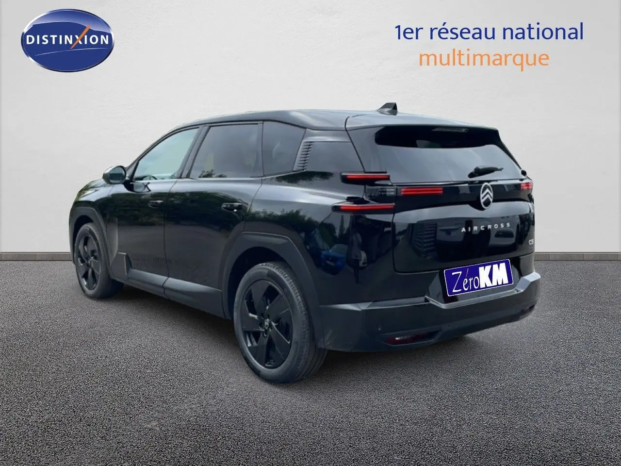 Vue 3/4 arrière droite du Citroën C5 Aircross noir perle métal avec feux arrière LED et jantes noires.