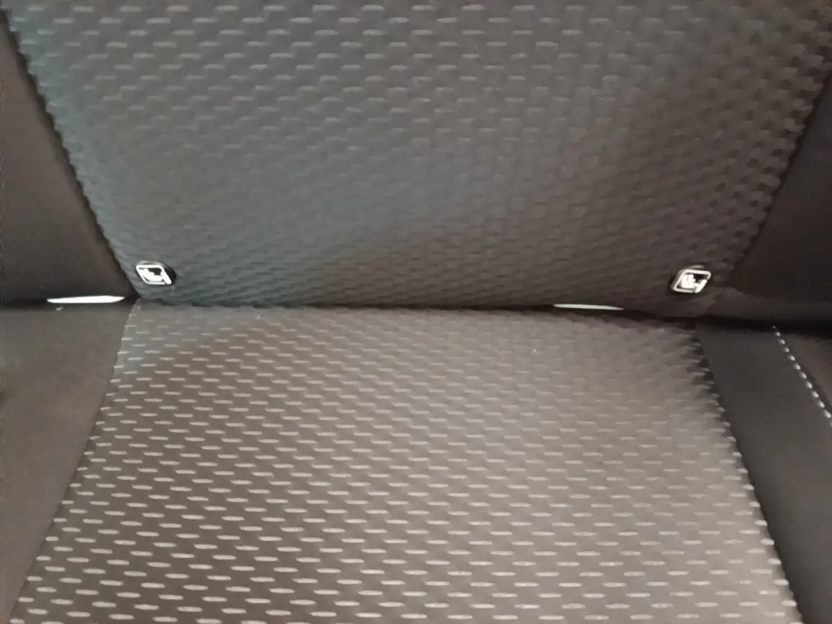 Gros plan sur la banquette arrière noire du Dacia Duster Confort Blue dCi 115 4x4 avec fixation Isofix visible.