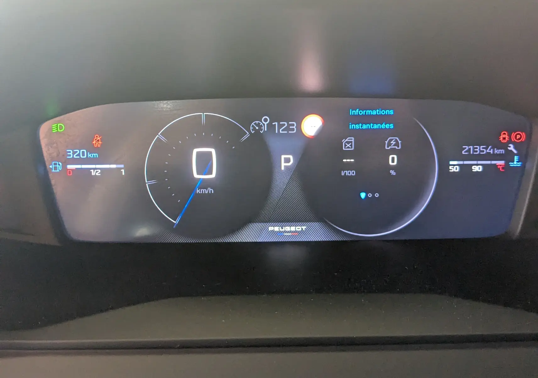 Affichage numérique du tableau de bord du Peugeot 2008 Hybrid 145, montrant vitesse, autonomie et informations instantanées.