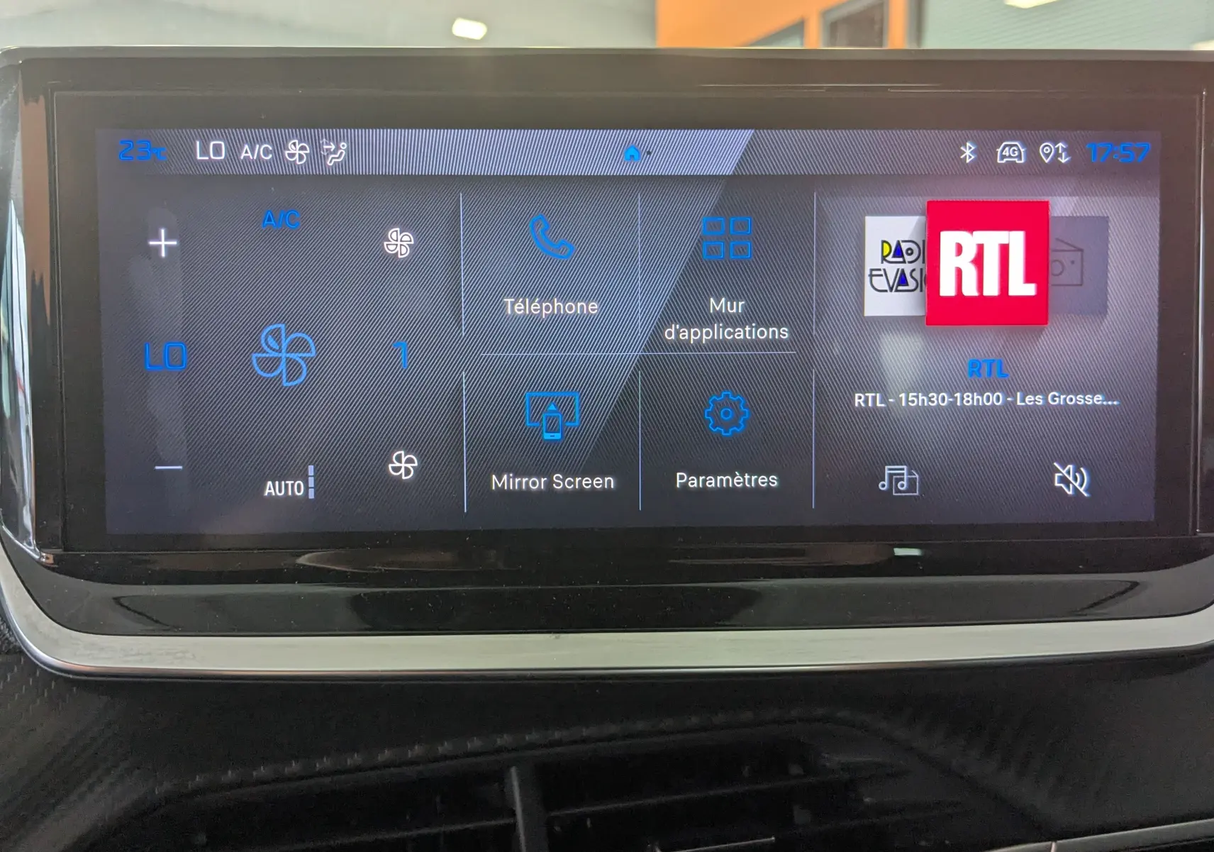 Écran tactile 10 pouces du Peugeot 2008 Hybrid 145, affichant la climatisation et options multimédia.