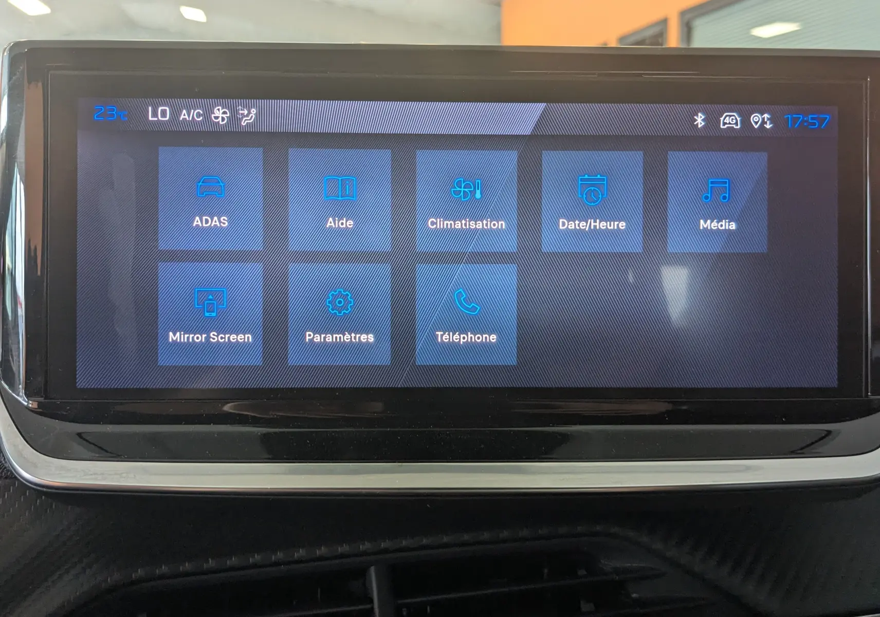 Écran tactile 10 pouces du Peugeot 2008 Hybrid 145 Allure, affichant les menus climatisation, média et téléphone.