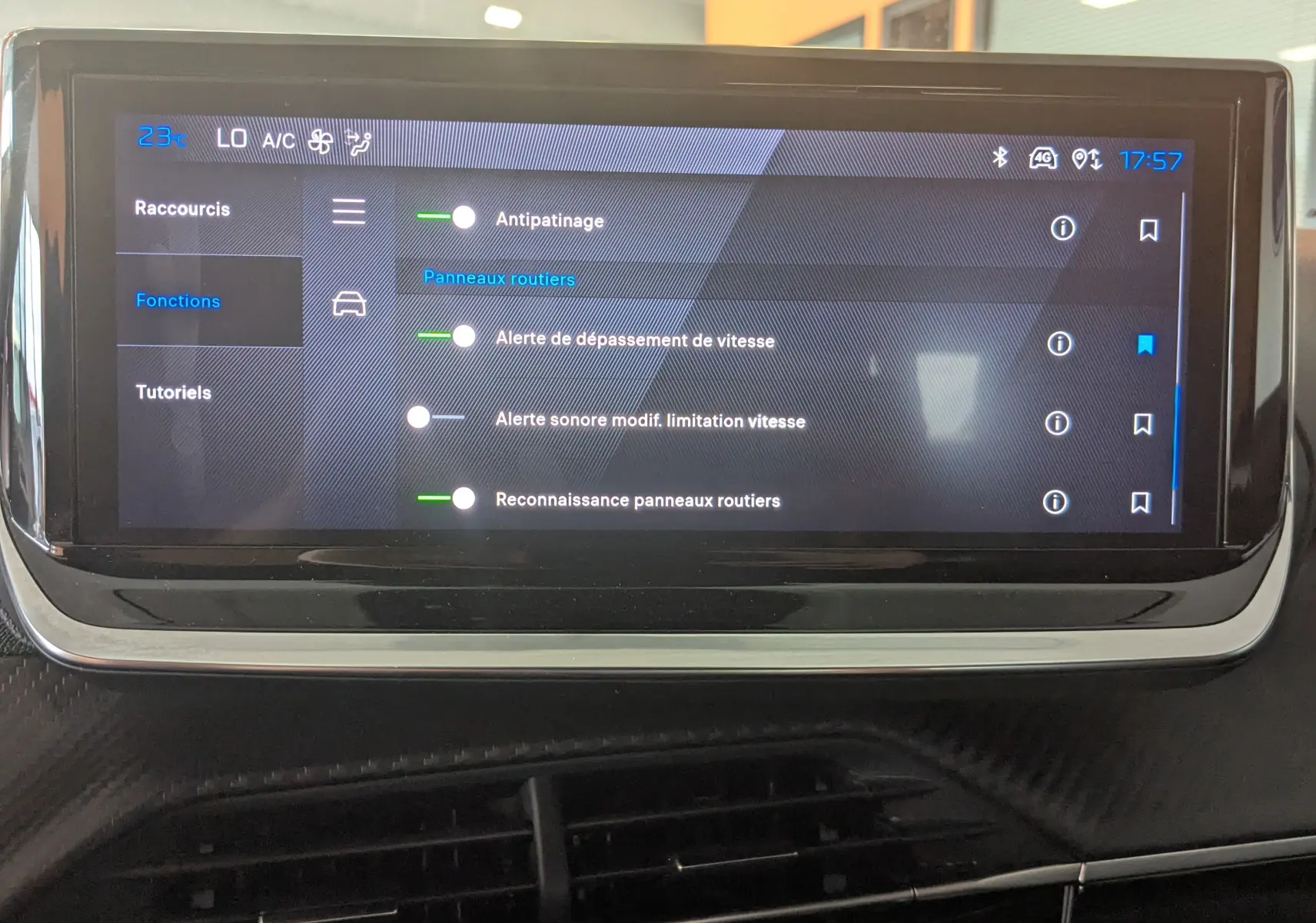 Écran tactile central du Peugeot 2008 Hybrid 145 montrant les réglages d’aide à la conduite et de reconnaissance des panneaux routiers.