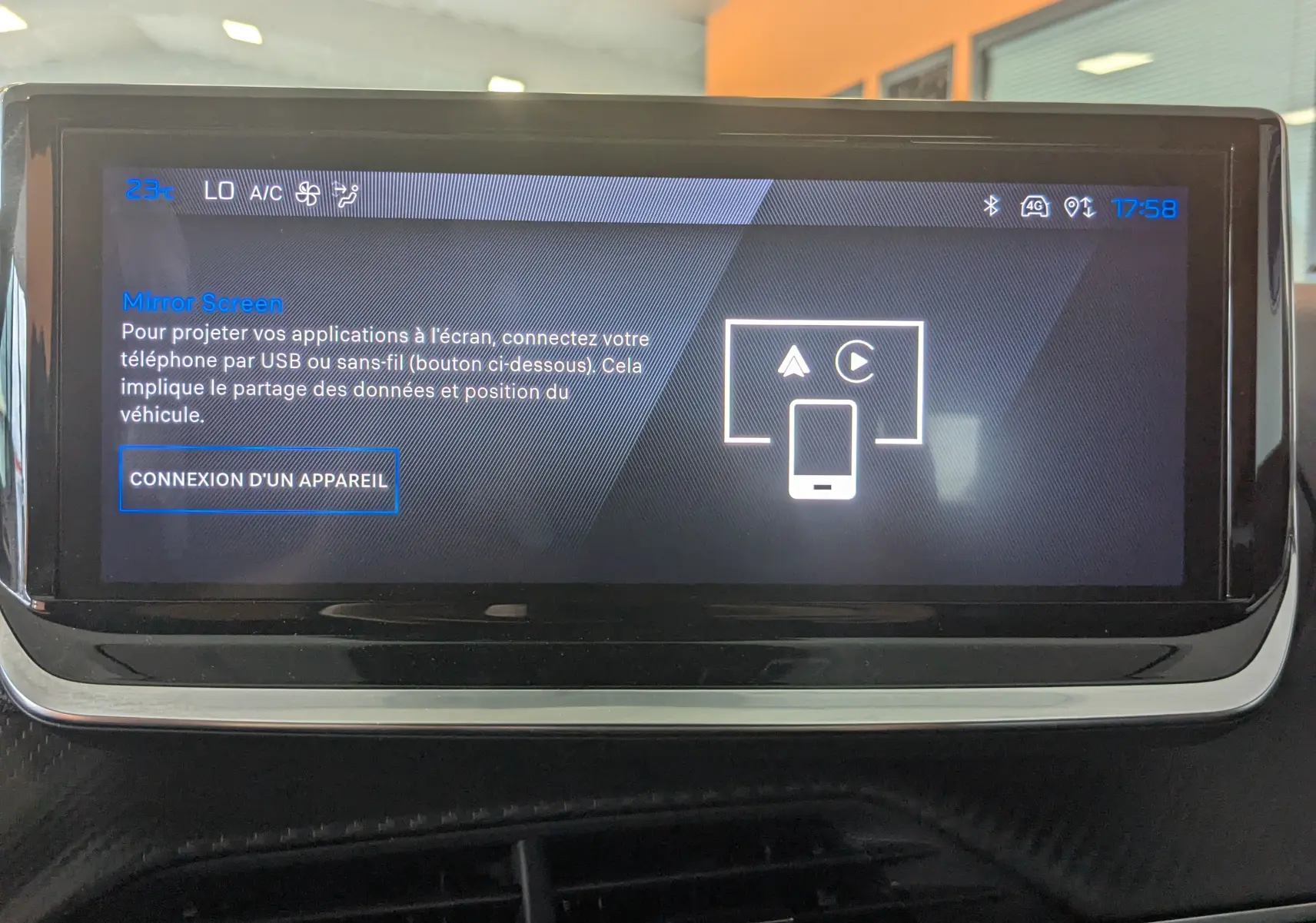 Écran tactile 10 pouces du Peugeot 2008 Hybrid 145 Allure affichant l'interface Mirror Screen en intérieur.