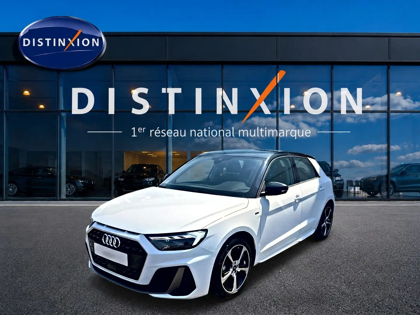 Audi A1 Sportback blanc et noir vue 3/4 avant droit devant un showroom Distinxion.