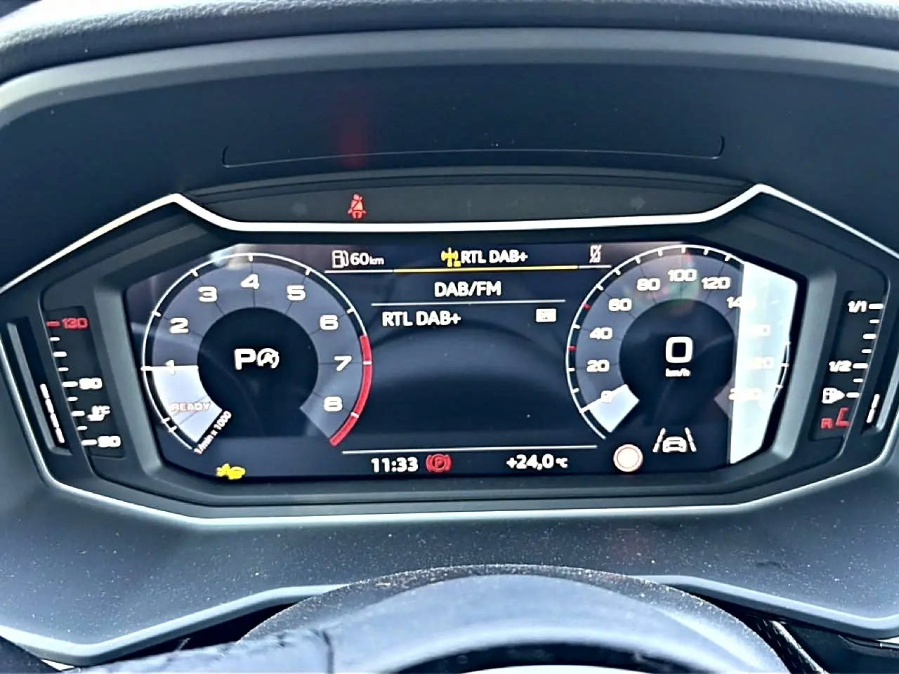 Tableau de bord numérique de l'Audi A1 Sportback 2026 affichant la vitesse, le compte-tours et la radio en vue frontale.