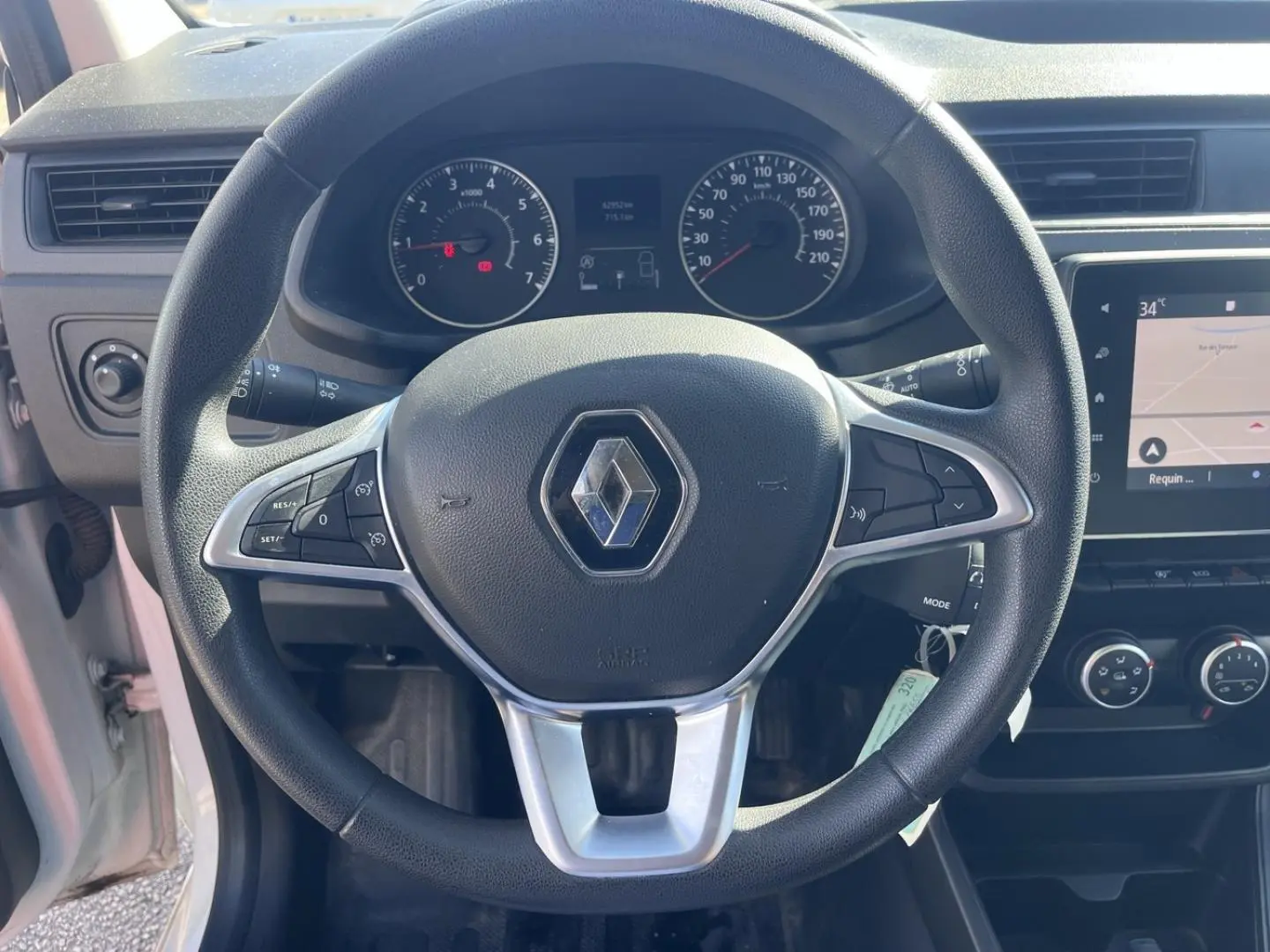 Vue rapprochée du volant noir avec logo Renault au centre et tableau de bord du Renault Express Van 2022.