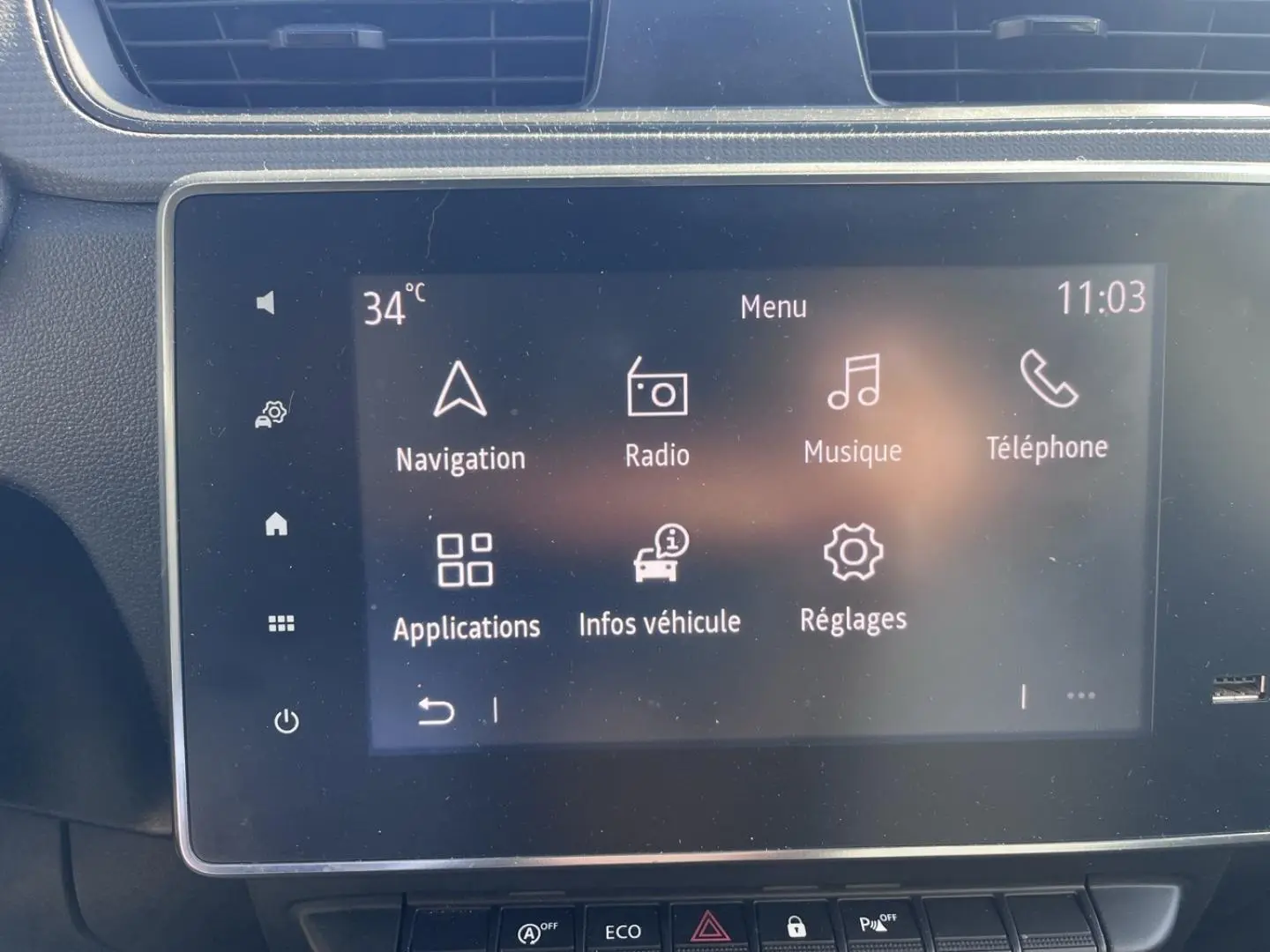 Écran tactile central du Renault Express Van 2022 affichant le menu principal avec navigation et radio.