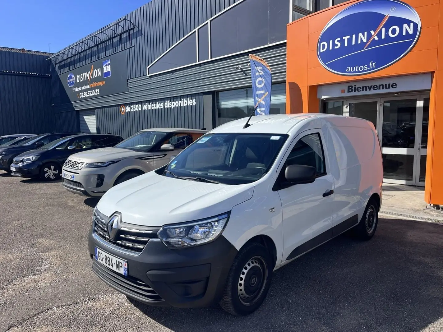 Renault Express Van blanc glacier en 3/4 avant droit, avec porte latérale coulissante et pare-chocs noirs.