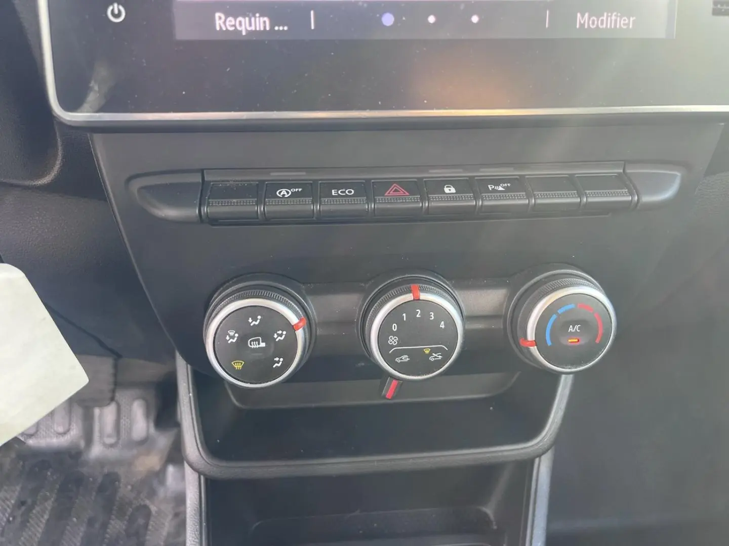 Gros plan sur la console centrale noire du Renault Express Van 2022 montrant les commandes de climatisation manuelle.