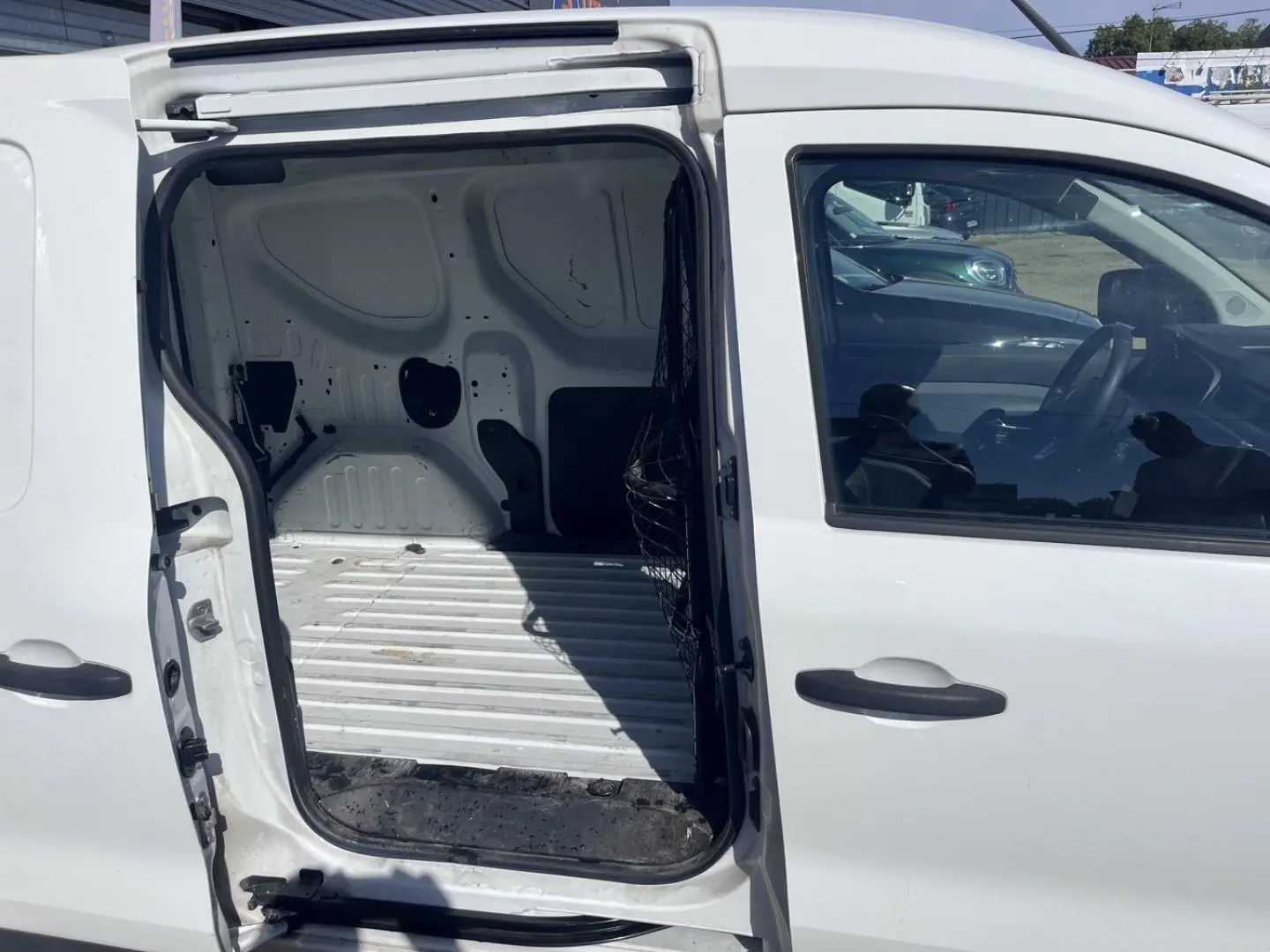 Vue latérale gauche d’un Renault Express Van blanc Glacier avec porte coulissante ouverte montrant l’espace de chargement vide.