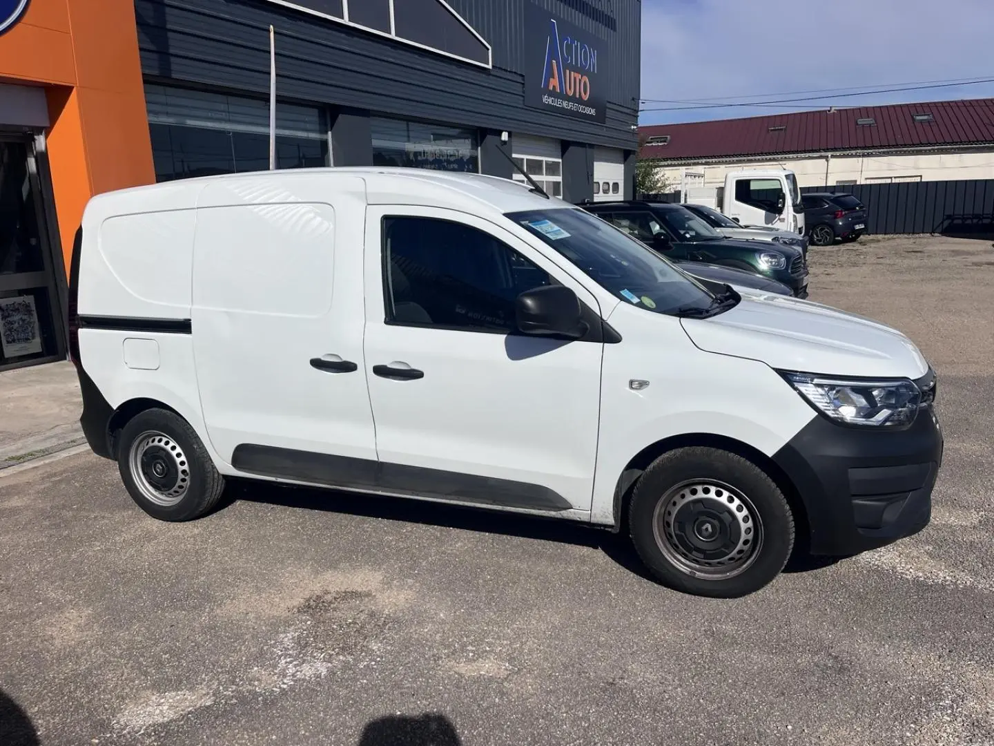 Renault Express Van blanc glacier vu de profil côté droit, avec porte latérale coulissante et enjoliveurs noirs.