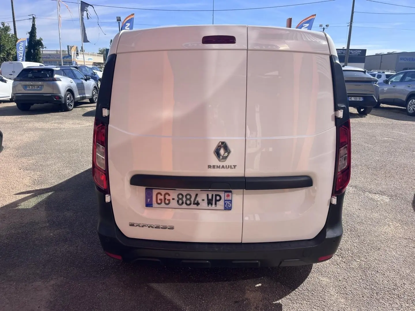 Vue arrière du Renault Express Van blanc Glacier avec porte arrière double et logo Renault visible.