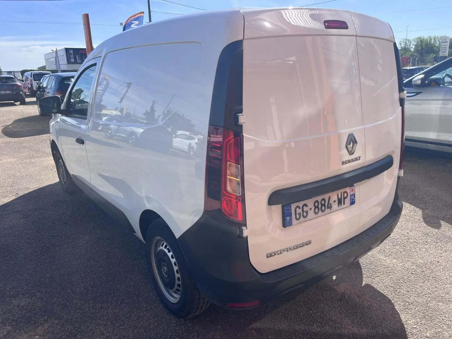 Vue 3/4 arrière droite du Renault Express Van blanc Glacier avec porte latérale coulissante et feux arrière verticaux.