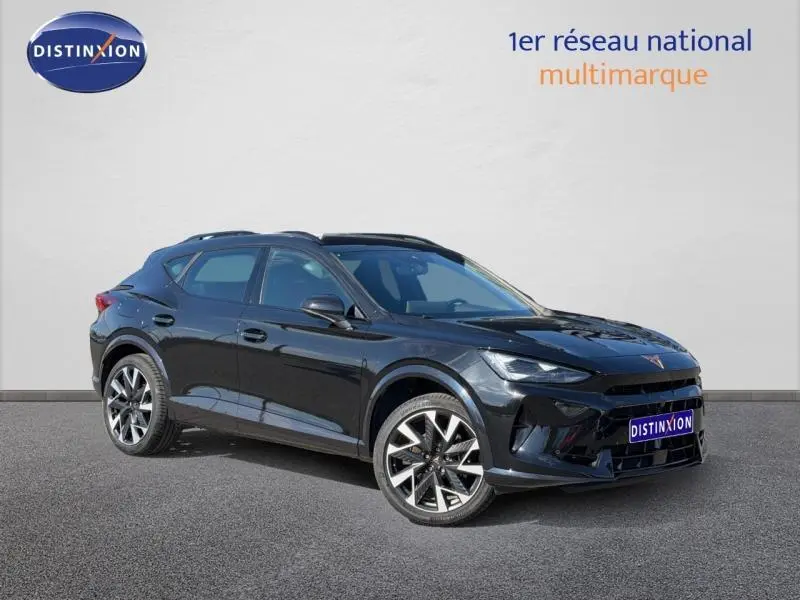 Vue 3/4 avant droite d'une CUPRA Formentor 1.5 eTSI Hybrid noire métallisée avec jantes alliage distinctives.