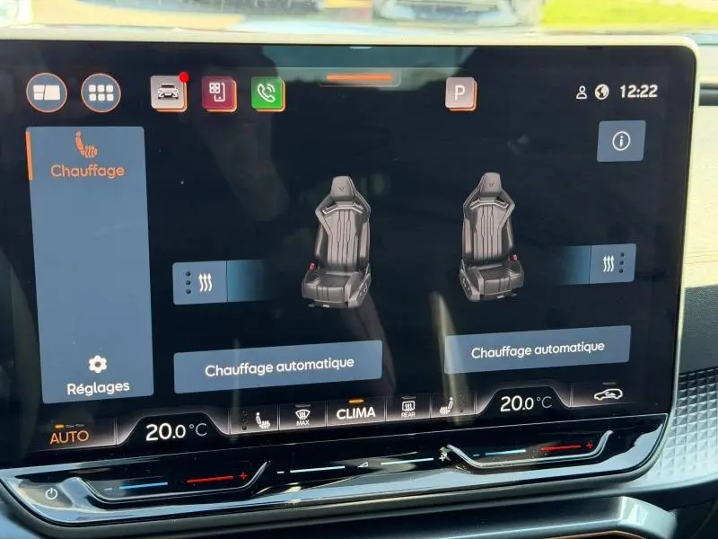 Écran tactile intérieur montrant le réglage du chauffage des sièges du CUPRA Formentor noir Minuit métallisé 2025.