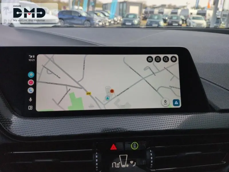 Écran tactile de navigation GPS intérieur de BMW Série 1 118iA 2024, vue frontale du tableau de bord.