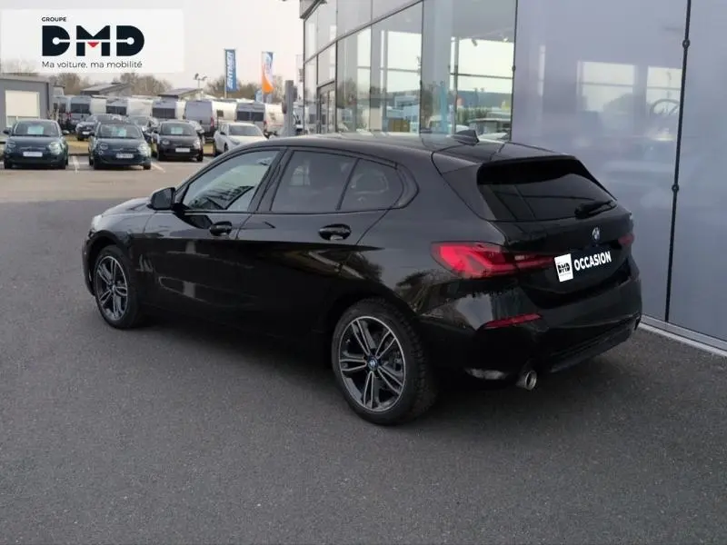 BMW Série 1 118iA Edition Sport en saphirschwarz métallisé, vue 3/4 arrière droit avec jantes alu et feux LED.