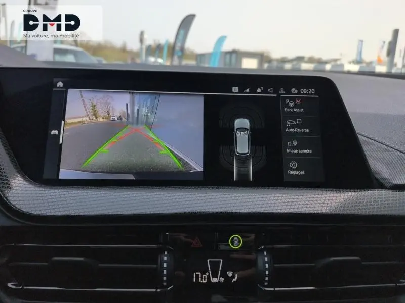 Écran central de la BMW Série 1 118iA 2024 montrant la caméra de recul avec guidage dynamique.