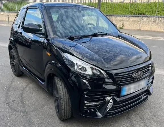 Vue 3/4 avant d'une LIGIER JS50 Sport pack DCI noire 2024 avec jantes alu 15" VEGA et doubles essuie-glaces avant.