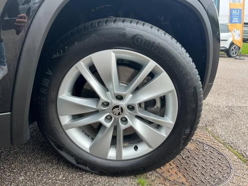 Gros plan sur la roue avant gauche du Skoda Kodiaq noir Magic Nacré avec jante alliage 18 pouces Triton.