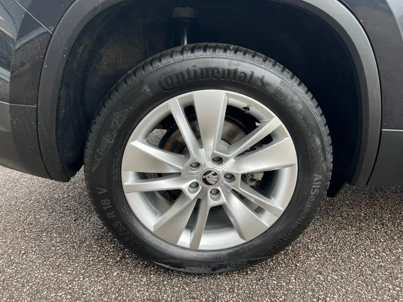 Gros plan sur la roue avant droite du Skoda Kodiaq noir Magic Nacré avec jante alliage 18 pouces et pneu Continental.