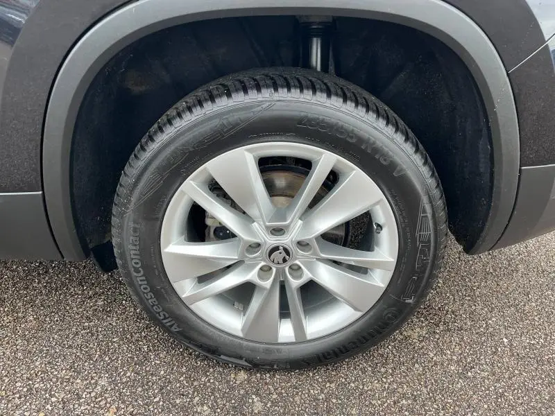 Gros plan sur la roue avant droite d’un Skoda Kodiaq noir Magic Nacré avec jante alliage 18 pouces Triton.