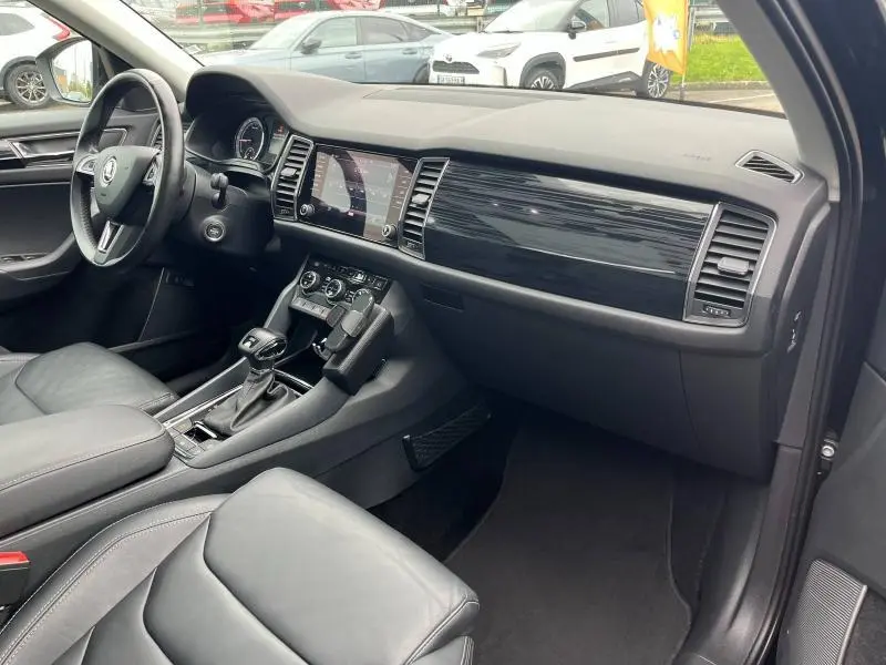 Intérieur avant droit du Skoda Kodiaq noir avec tableau de bord moderne et sellerie cuir noire.