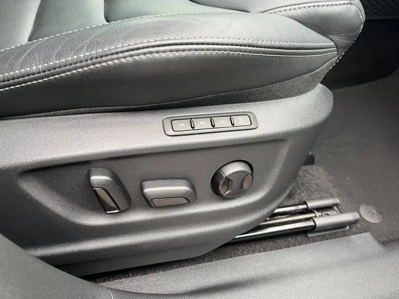 Gros plan sur les commandes électriques du siège conducteur en cuir noir du Skoda Kodiaq noir Magic Nacré.
