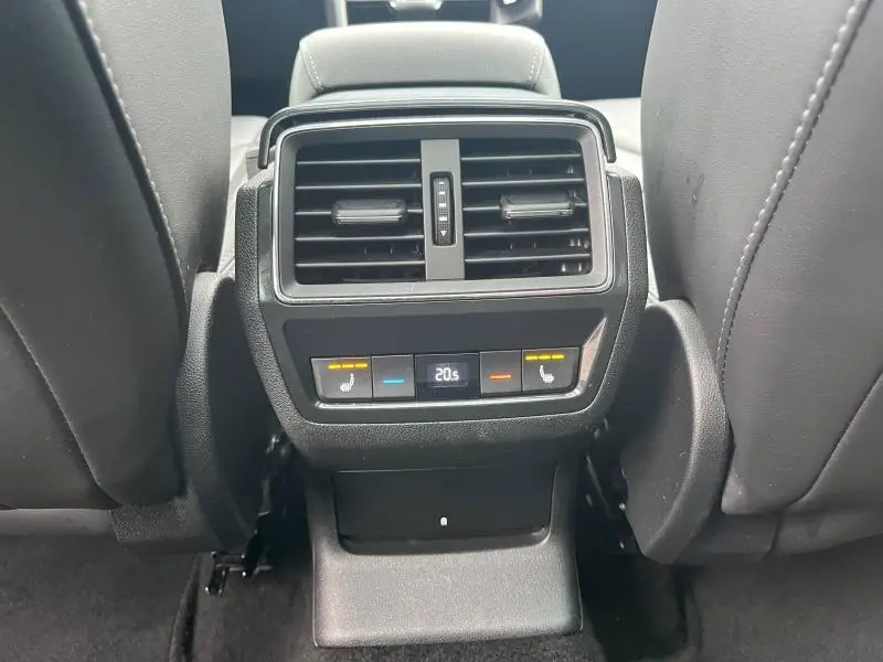 Vue rapprochée de la console arrière noire du Skoda Kodiaq 2018 avec commandes de climatisation tri-zone et sièges chauffants.