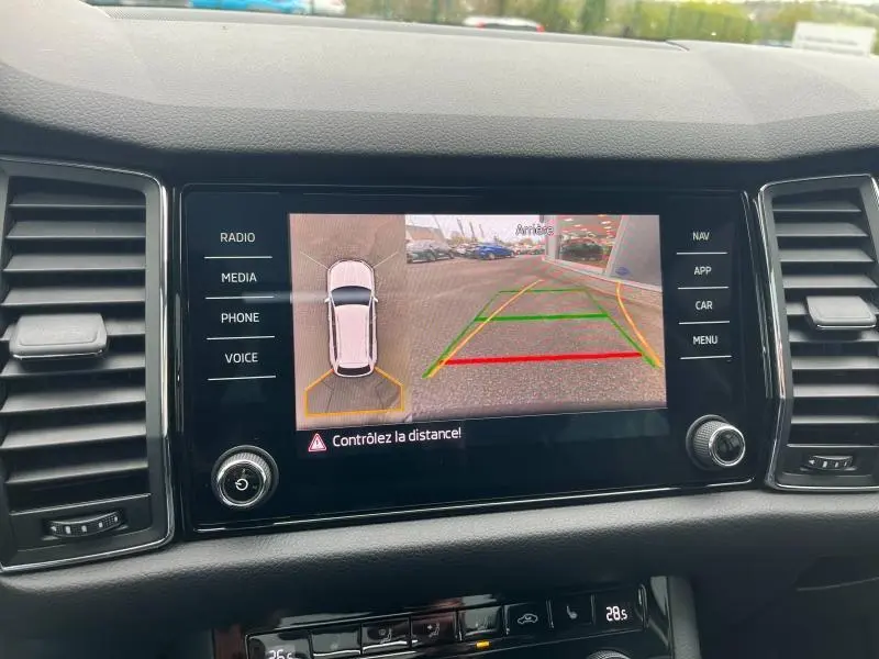Écran tactile intérieur affichant la caméra de recul et la vue 360° du Skoda Kodiaq noir Magic Nacré, tableau de bord moderne.