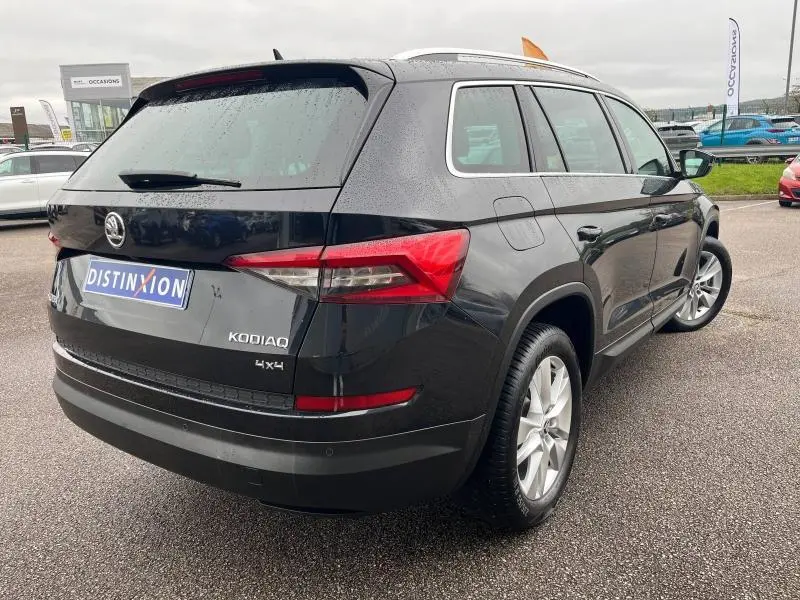 Vue 3/4 arrière droite d'un Skoda Kodiaq noir Magic Nacré avec feux arrière LED et jantes alliage 18 pouces.