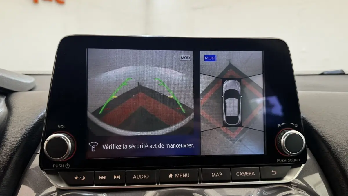 Écran tactile intérieur du Nissan Juke Hybrid 143 Business+ 2023 montrant la caméra 360° d'aide au stationnement.