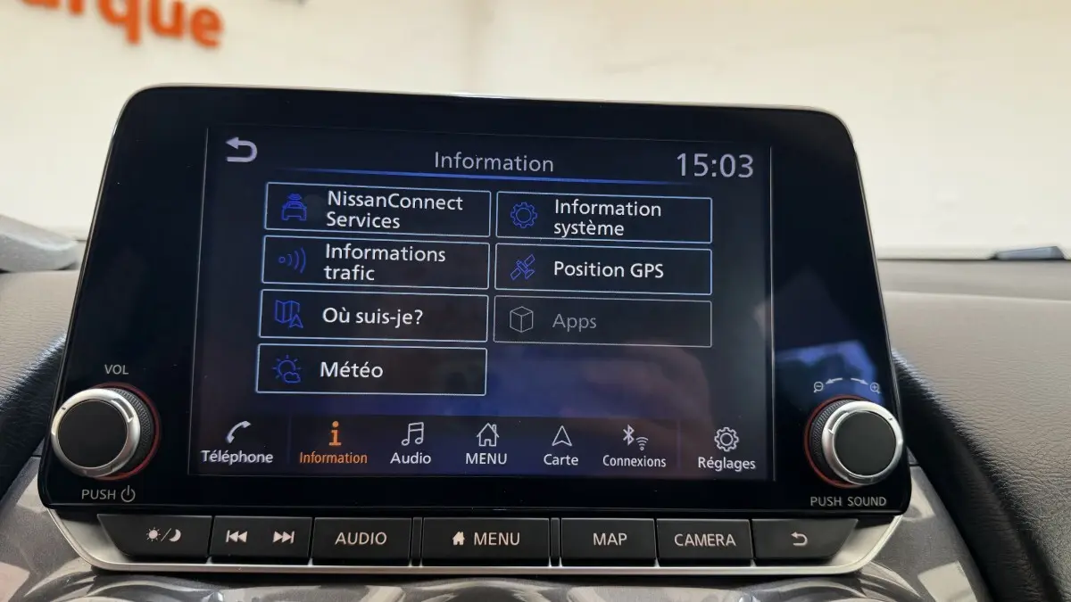 Écran tactile central du tableau de bord du Nissan Juke Hybrid 143 Business+ affichant le menu d'informations.